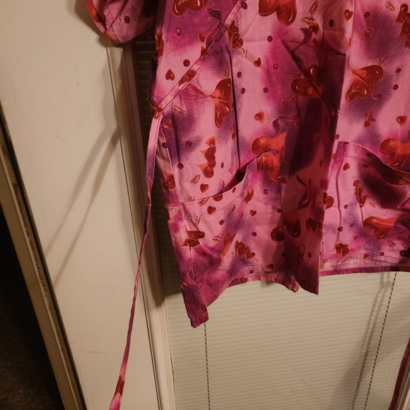 28 ELSIE OF MIAMI PINK/ RED SCRUB HEARTS SIZE MEDIUM P2P 23" - Picture 2 of 6